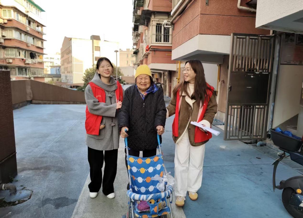 志愿者陪社區老人散步談心