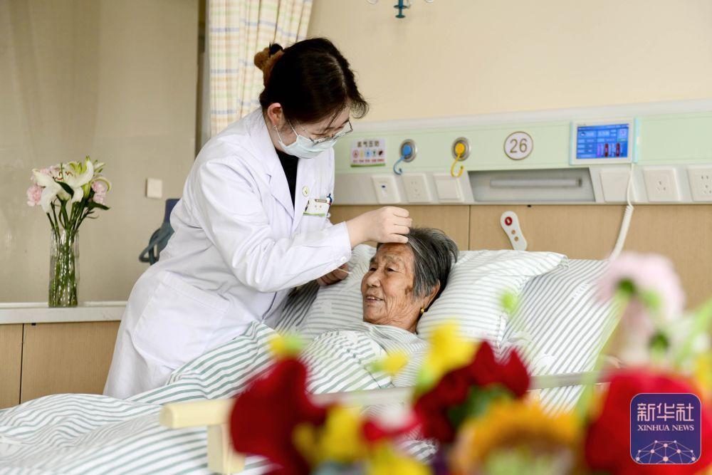 3月25日，在日照市康复医院老年康复科，中医医师为失能老人进行针灸理疗。