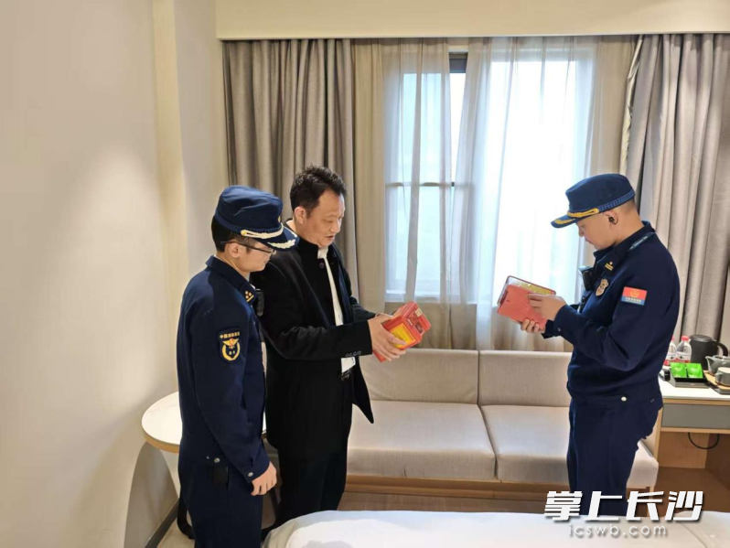 执法人员对自救呼吸器进行检查。长沙晚报通讯员 宁倩 摄