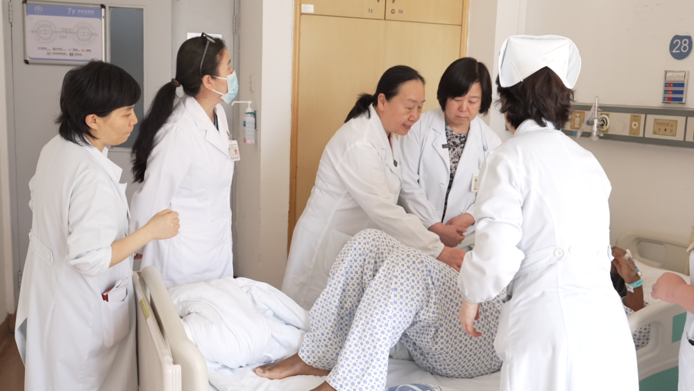 图为吴瑞芳教授(左三)、曾荔苹主任医师(右二)带领团队查房