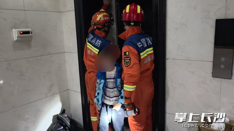 消防员营救被困人员。长沙晚报通讯员 朱伟强 摄