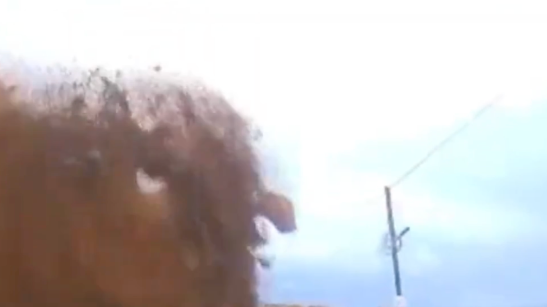 惊险！土耳其一高速突发山体滑坡，汽车被掉落泥石猛砸，行车记录仪拍下全过程，司机仅受轻伤