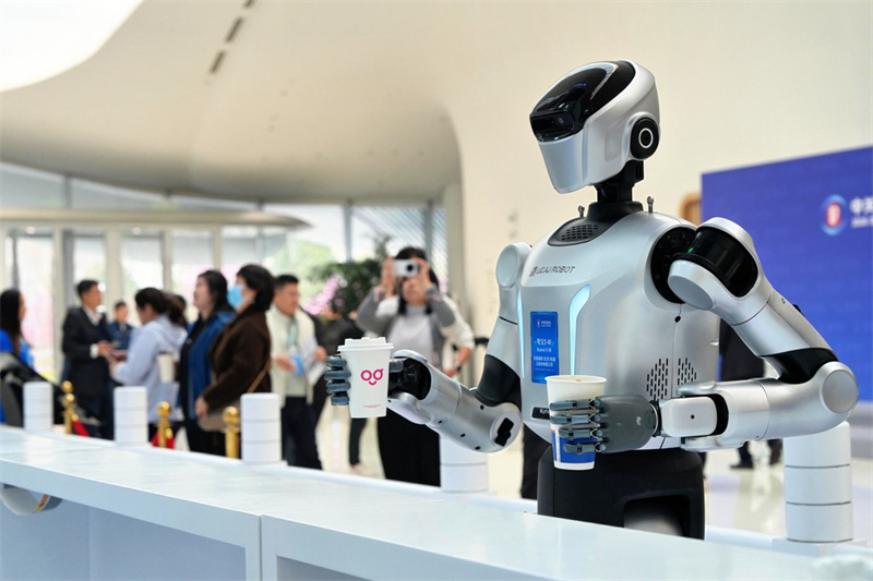 3月26日，在中关村国际创新中心，机器人餐吧的机器人在递送饮品。