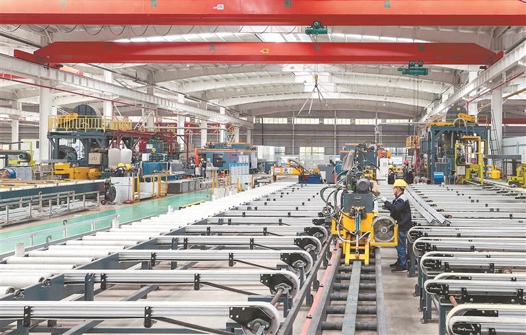 在芦溪县芦溪镇内的江西铭德新材料有限公司生产车间内，工人正在加紧赶制新能源汽车电池包下箱体。