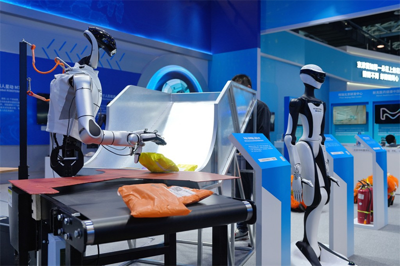 3月26日，在中关村展示中心，机器人展示分拣包裹技能。