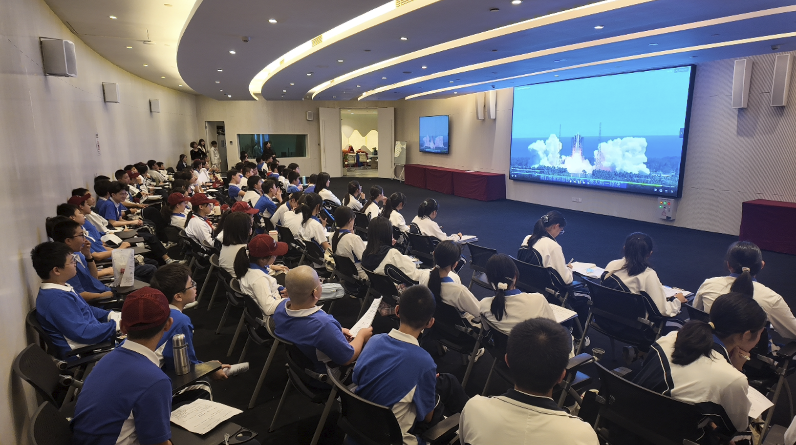 深圳实验学校中学部学子走进太空馆 沉浸式解码航天奥秘