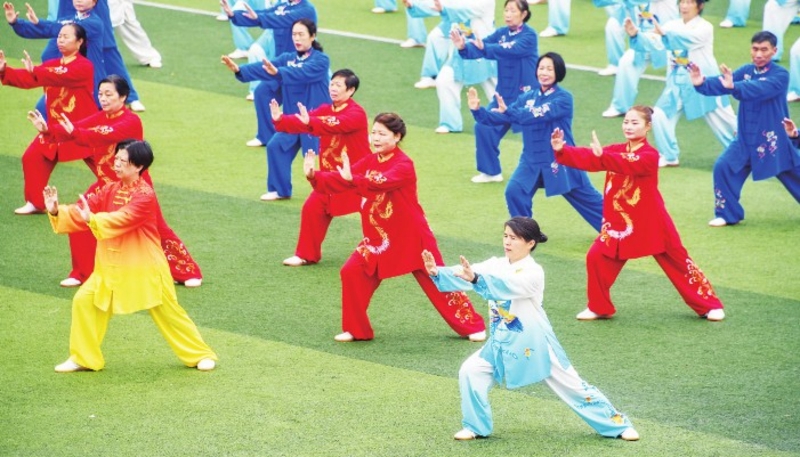 当日，遂川县老年大学、遂川县老年体协太极拳协会举办太极拳展演活动。肖远泮摄
