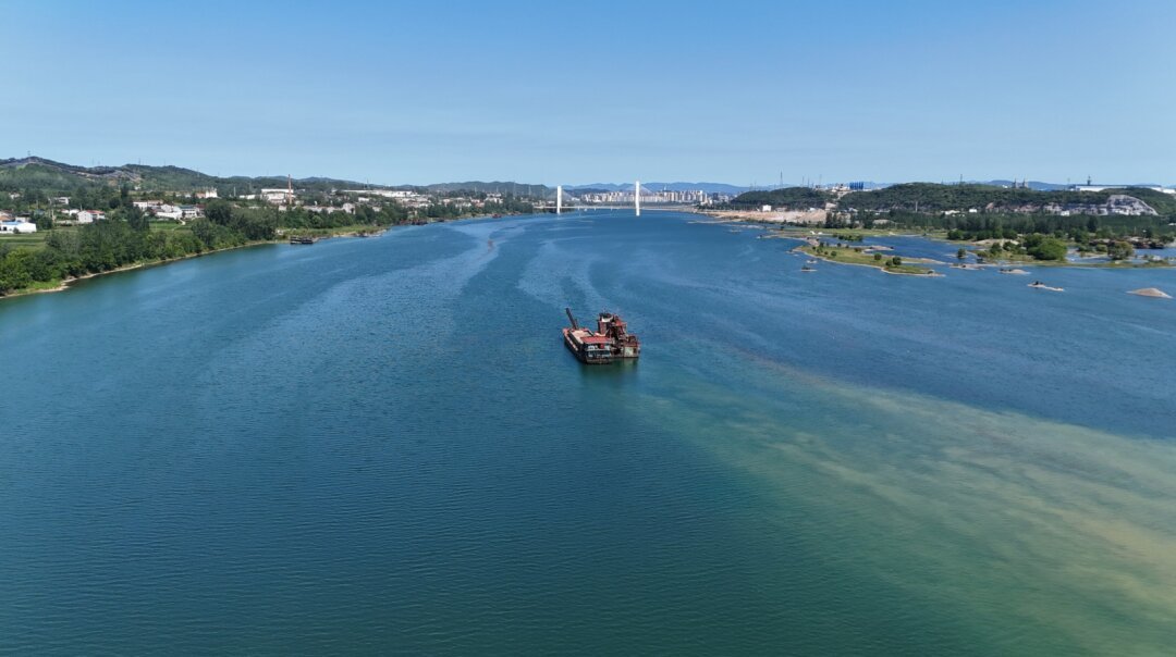图二:汉江丹江口至襄阳段航道整治工程取得关键进展 千吨级航道全线贯通.jpg