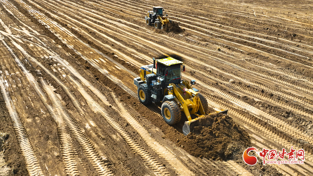 3月20日，在张掖市民乐县新天镇李寨村高标准农田建设现场，推土机、平地机在田野间往来穿梭，将高低不平、细碎零散的“小块田”逐步整合为连片“大田”。