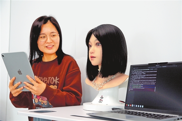 仿真机器人模仿科研人员的表情神态。