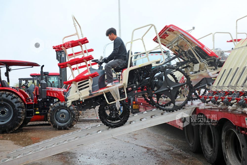 2026年3月26日，江西省吉安市泰和县振兴农机有限公司员工正从大货车上卸载插秧机。