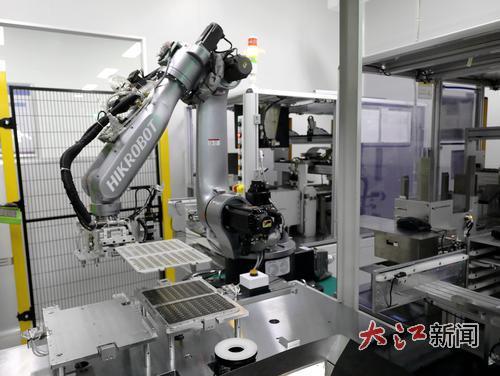 新余一企业智能机器臂在作业。 大江网视觉江西袁建兵摄