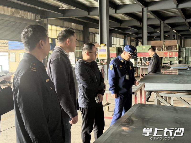 执法人员在车间进行检查。 长沙晚报通讯员 余娜娜 摄
