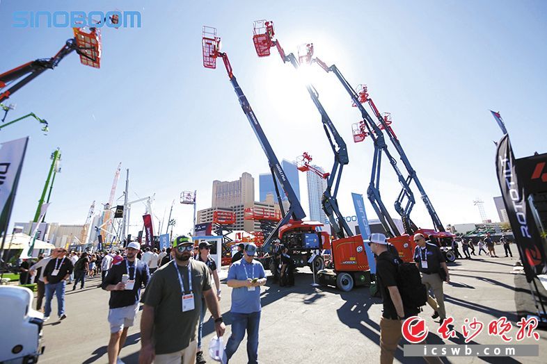 在本月上旬举行的2026美国拉斯维加斯工程机械展上，长沙工程机械收获满满。图为客商在星邦智能展位参观。 长沙晚报通讯员 宋静思供图