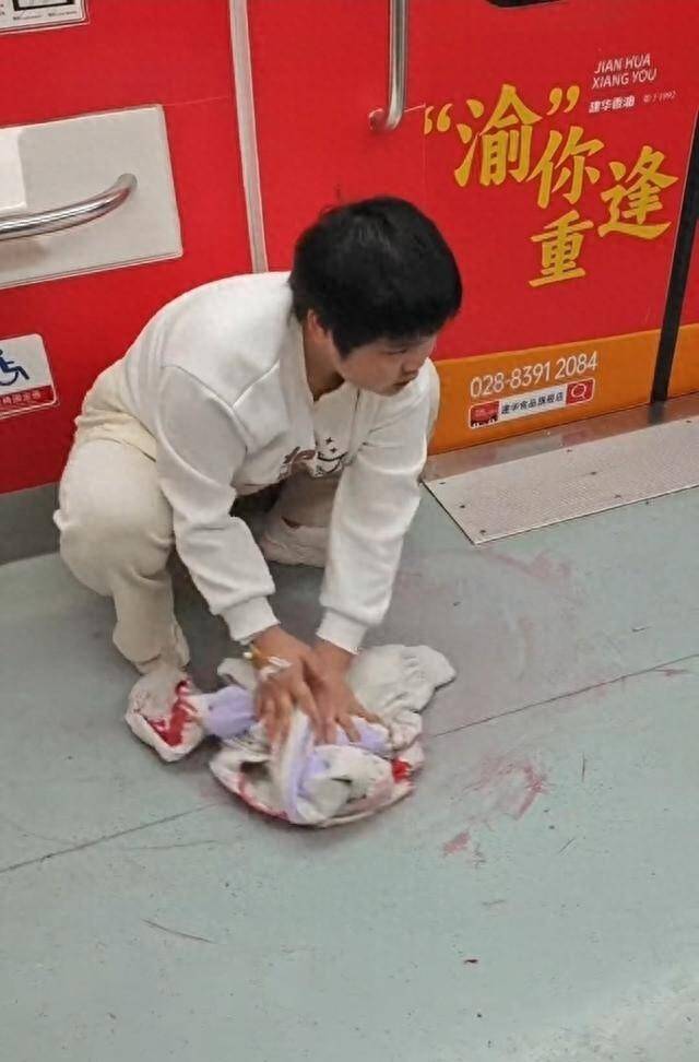 地铁吐血女生后续来了！悲惨经历看哭很多人，有人捐款，有人支招