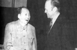 邓小平最后一次见到毛泽东:一边挨批,一边接待基辛格、福特