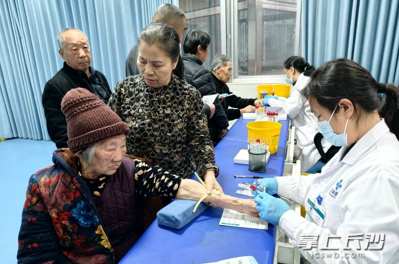 103岁的谢秀英老人在社区志愿者的陪同下接受免费体检。 均为长沙晚报通讯员尹绍平摄