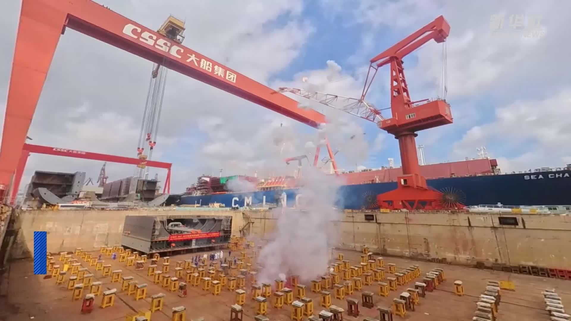 我国造新一代超大型原油船在大连交付