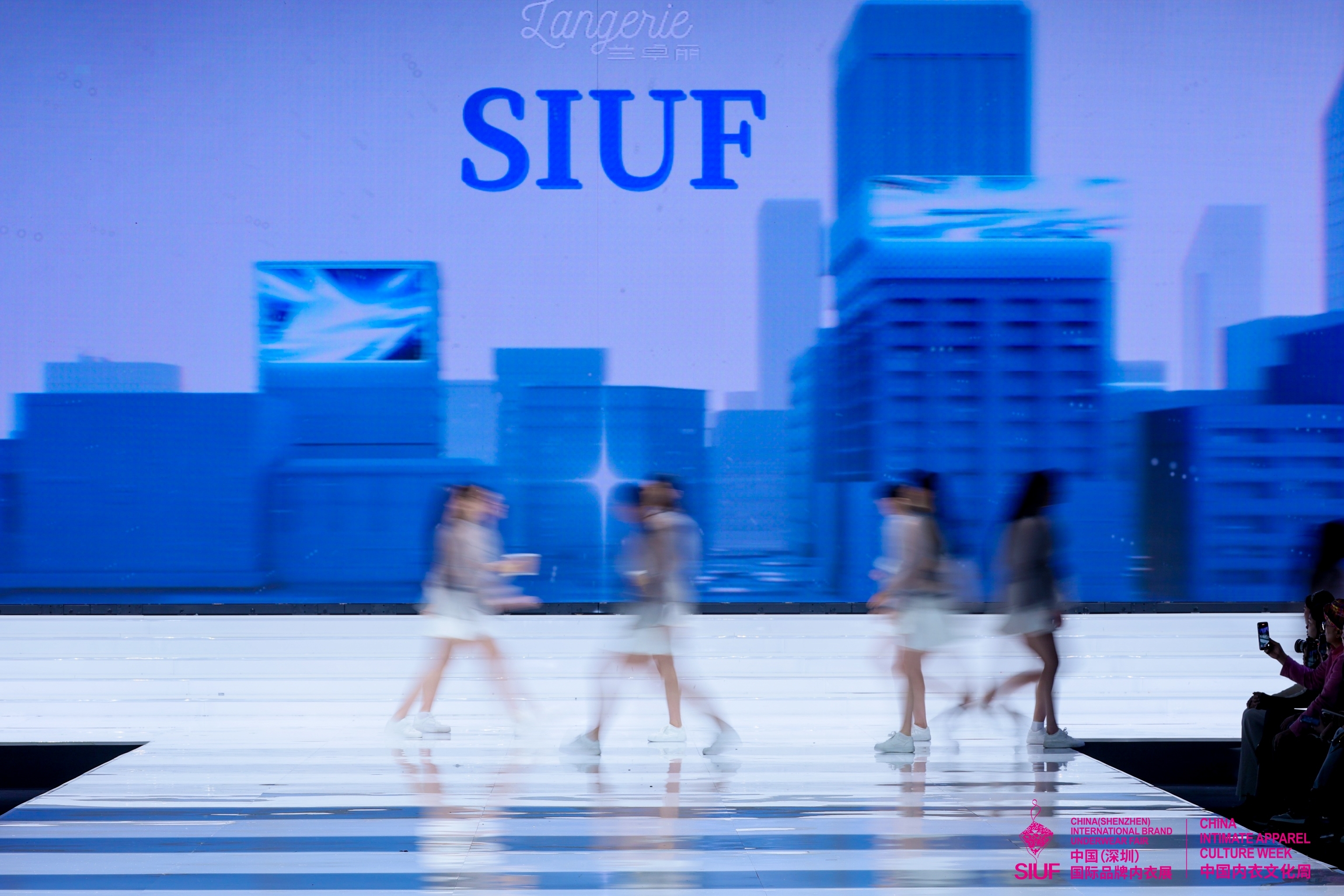 从“超模看深圳”到荣耀加冕，第十三季SIUF国际超模大赛总决赛闪耀鹏城