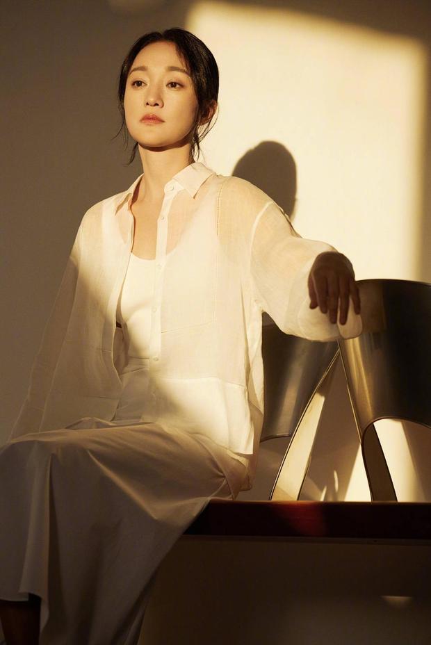 搜狐娱乐讯 26日，51岁周迅最新写真美照释出，她身着白色素衫，沐浴春日暖阳，气质温柔知性，状态超好。