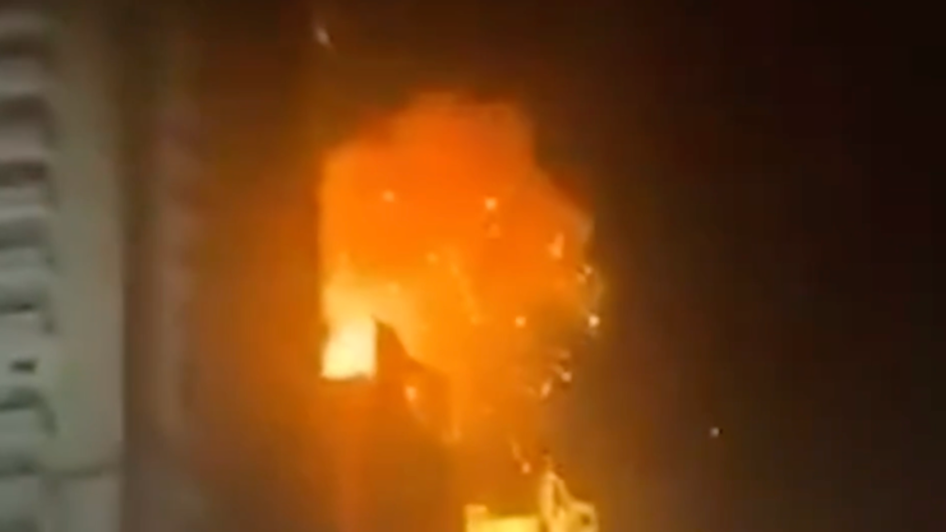 美国驻伊拉克领馆附近一高层建筑被炸，现场火光冲天！美军一机场基地也遭伊朗袭击