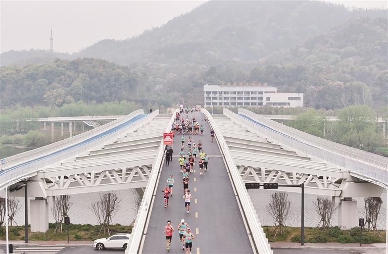 选手们在青山绿水间感受春日奔跑的惬意。