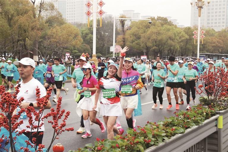 选手们奔跑在鲜花盛开的美丽赛道。