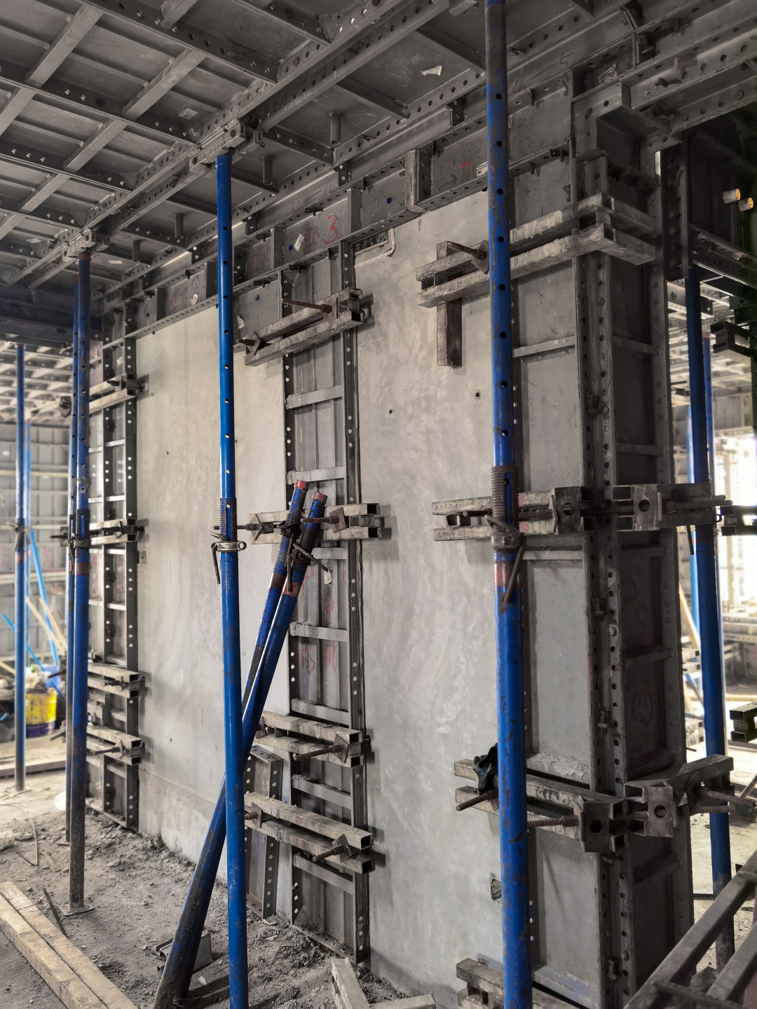 铝模板拉片加固