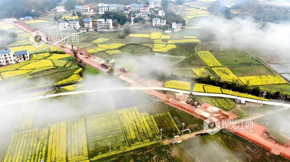 2026年3月26日，江西交投交工7标承建长赣高铁遂川段施工现场机械轰鸣、焊花飞溅，钢筋笼加工、泥浆检测、混凝土浇筑等工序有序开展，全力推进桥梁桩基施工，为线路早日通车筑牢根基。