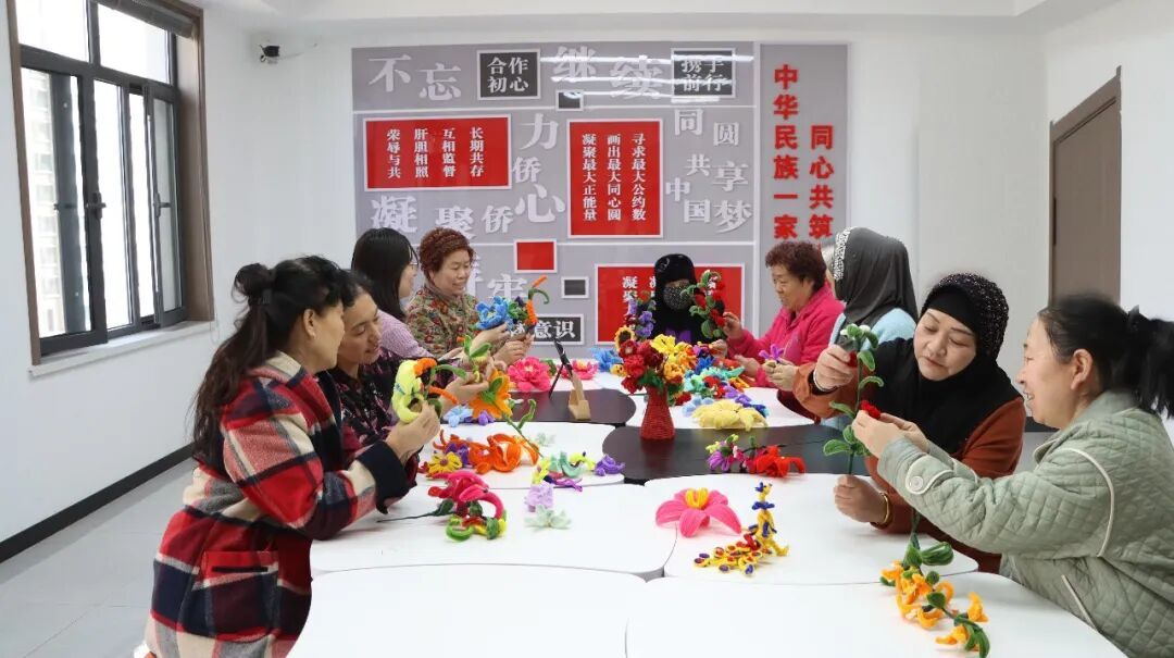 △龙门里辖区各族居民在社区巧邻工坊做手工