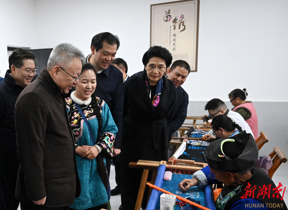 3月23日，沈晓明来到十八洞片区东连台山村调研。