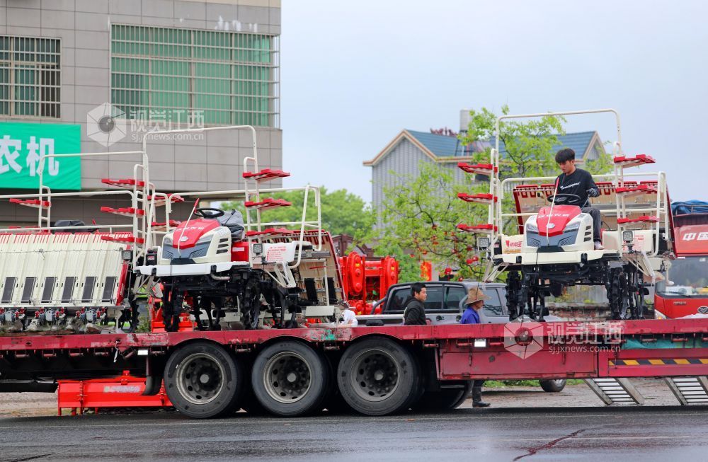 2026年3月26日，江西省吉安市泰和县振兴农机有限公司员工正从大货车上卸载插秧机。