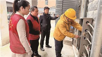 景德镇水务公司组织党员、青年团员志愿者来到云锦巷社区开展“供水服务进社区”活动,展现了服务民生、奉献社会的责任担当。(闵国梁 摄)