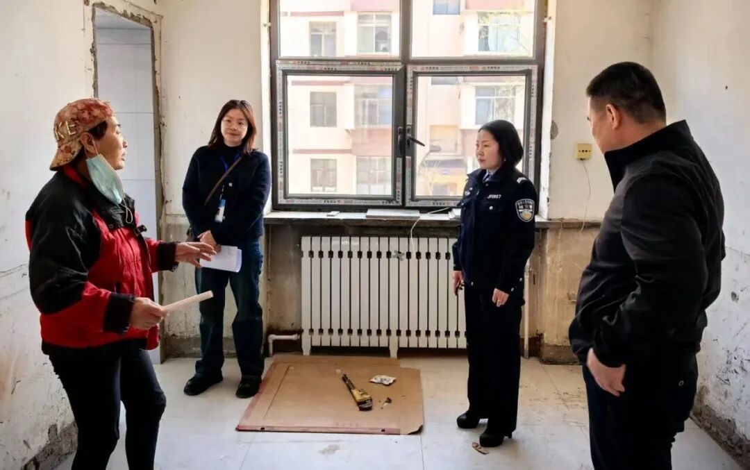 △龙门里社区辅警和司法所工作人员就居民与装修公司房屋装修纠纷进行调解