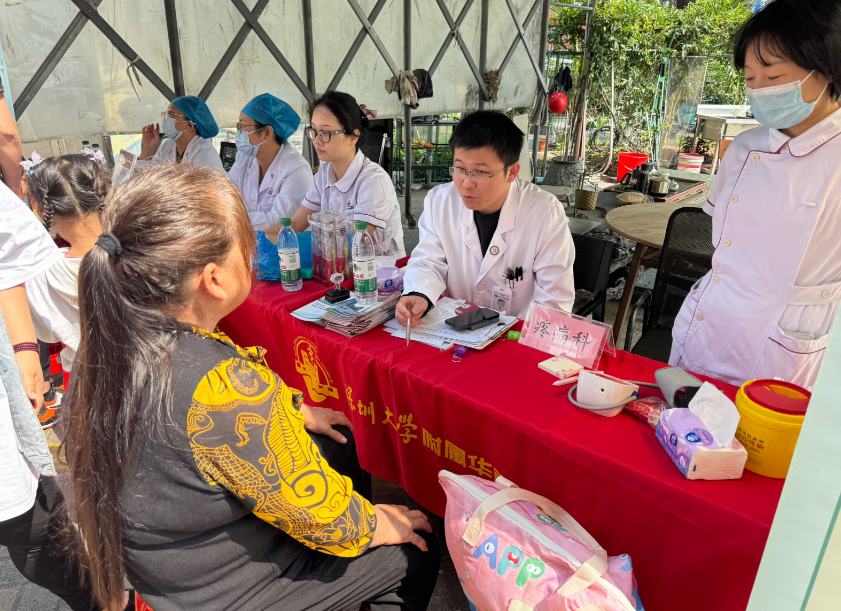 党旗领航 健康到家：深大华南医院百场党员义诊打造流动“健康集市”