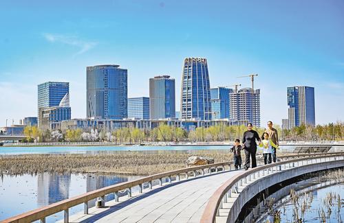 3月22日，游人在雄安新区中央绿谷公园游玩。本报记者 张昊摄
