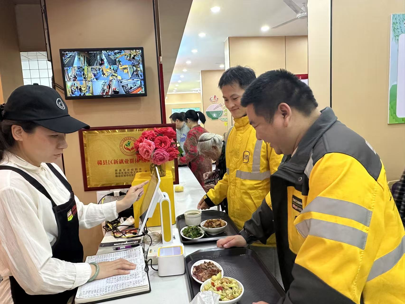 赣州以“三个一点”模式推出“爱新餐”。图为在赣县区某餐厅，骑手支付8至10元即可享用原价20余元的餐食，有效降低了用餐负担。