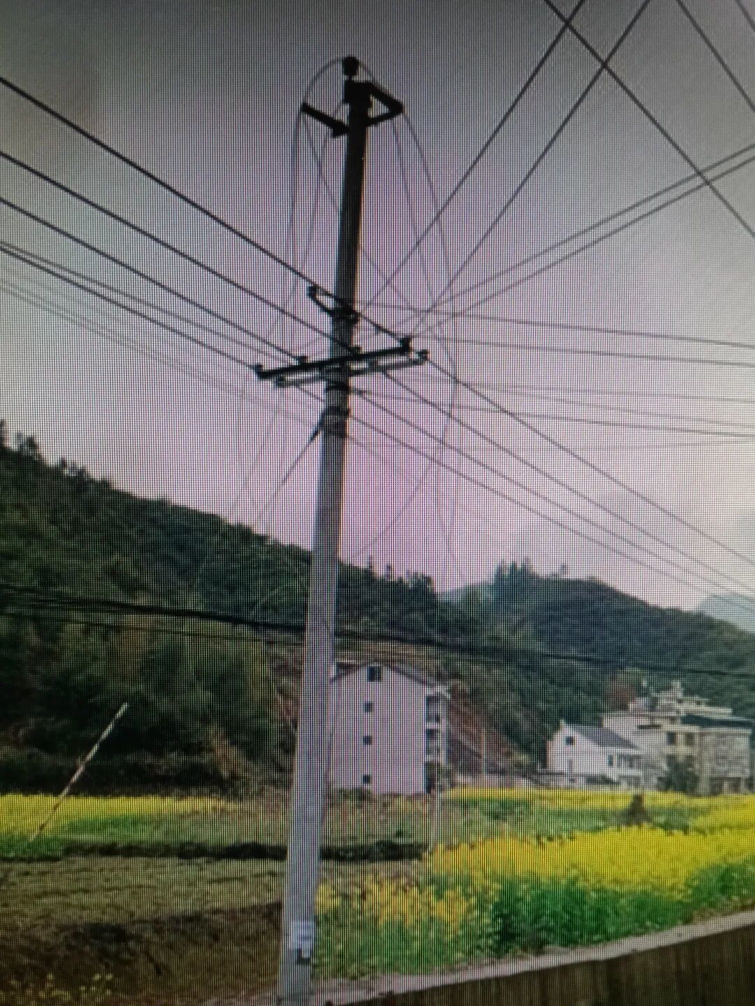 玉山县有废弃电线掉落农田影响春耕 村民担心有漏电风险