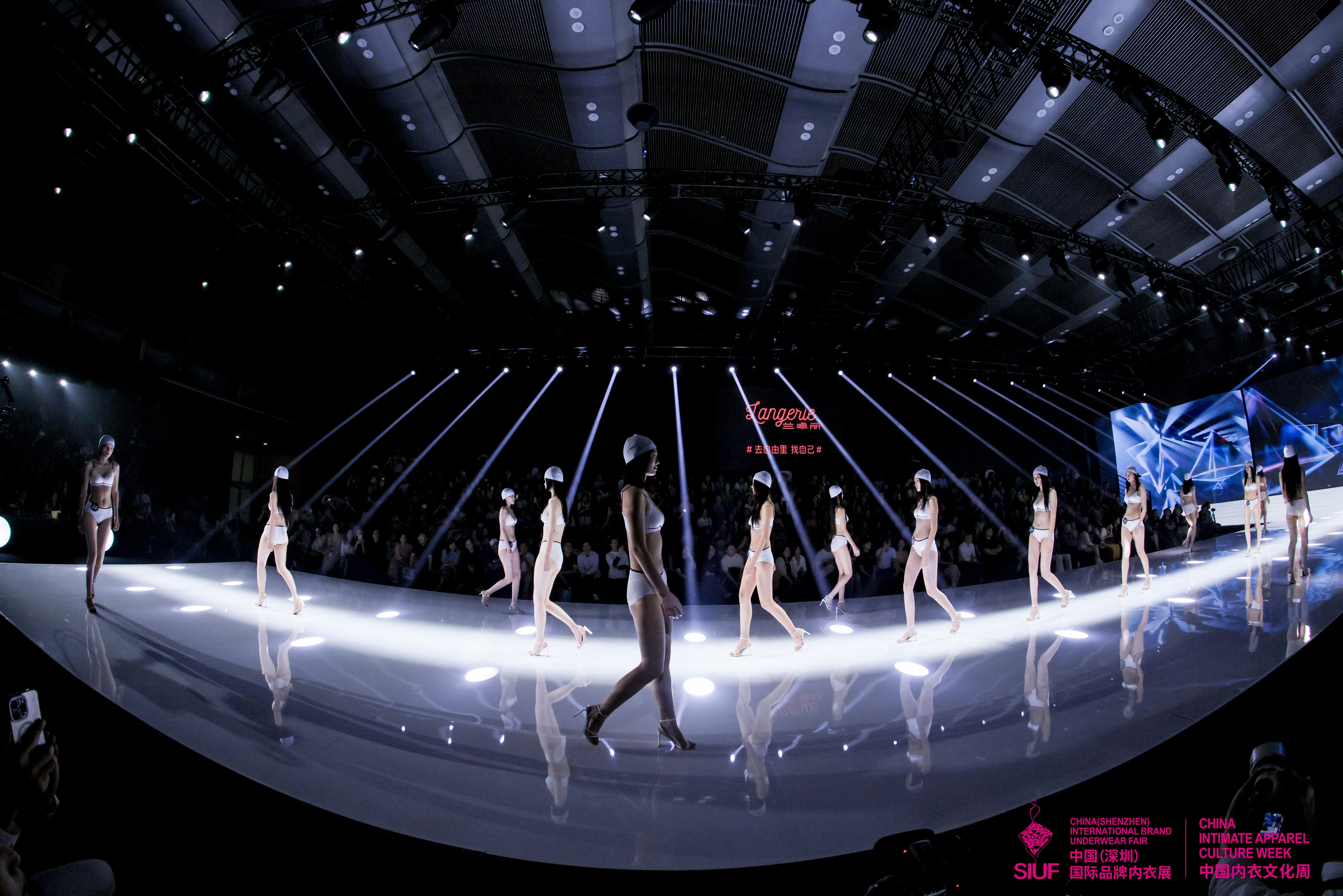 从“超模看深圳”到荣耀加冕，第十三季SIUF国际超模大赛总决赛闪耀鹏城