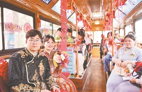 赣州：“公交婚礼”倡文明新风（图）