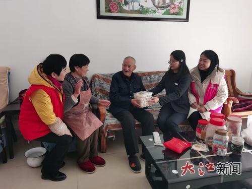 村里组织慰问陈作福老人。