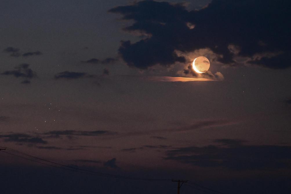 这是2025年6月23日凌晨在黑龙江省五大连池市二龙山农场拍摄的月伴昴星团（左下）。新华社发（钱泊羽 摄）