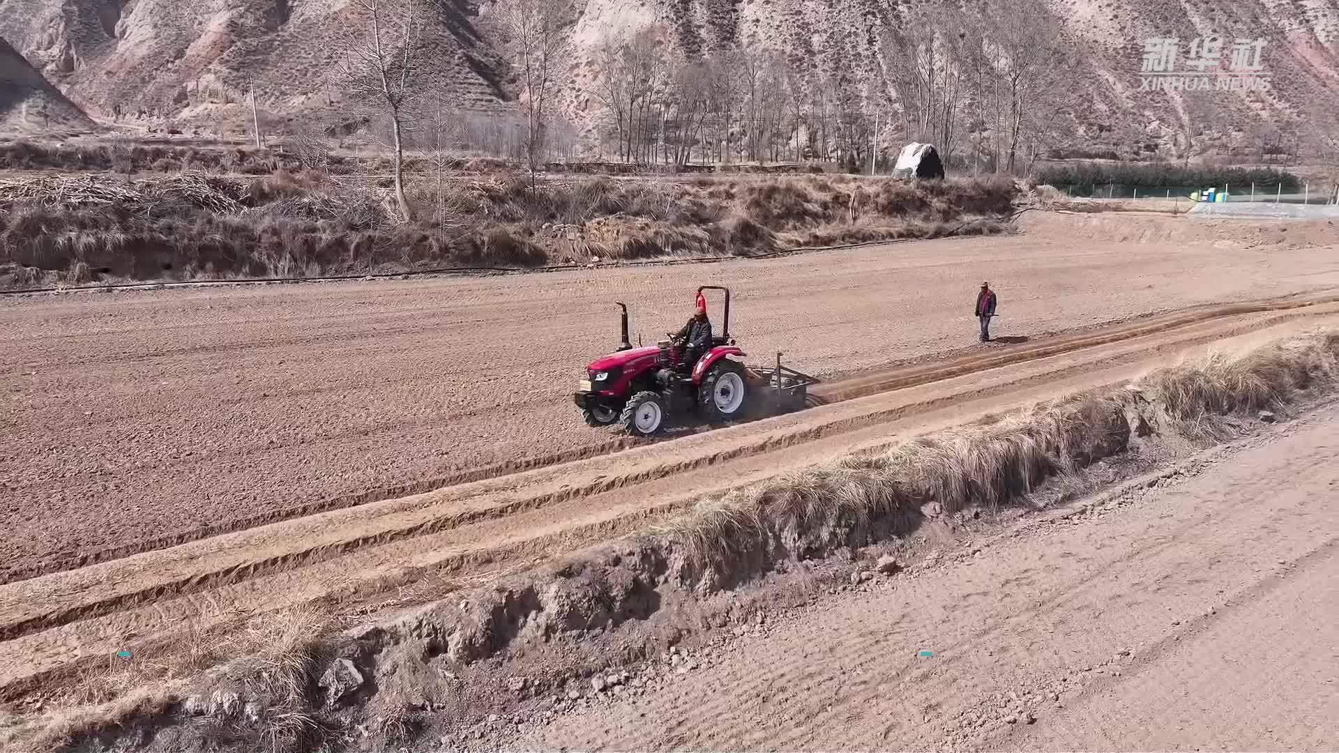 青海乐都：农机上山助春耕