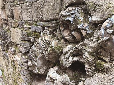 包含瓷器碎片、窑渣的墙体——“文保墙”。 （全媒体记者 官龙样 摄）