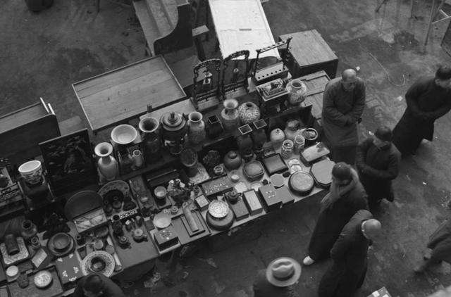 拍摄于40年代的北平古玩商场