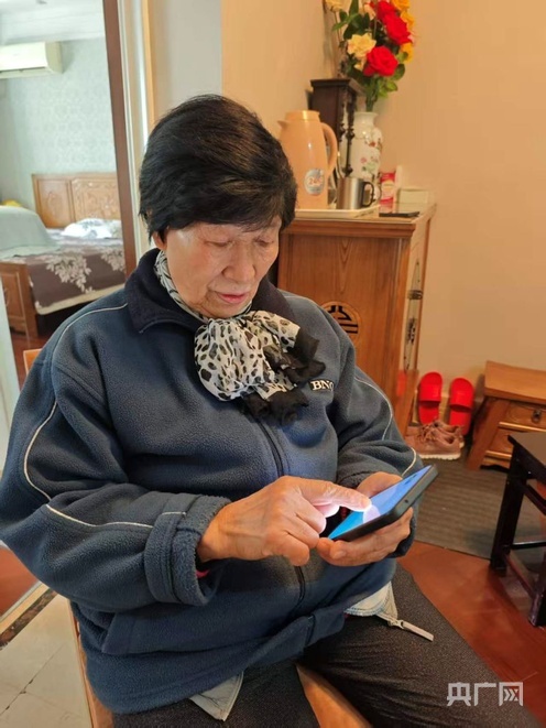 赵秀兰在“养老易购”消费券应用平台下单(央广网记者 王锡斐 摄)