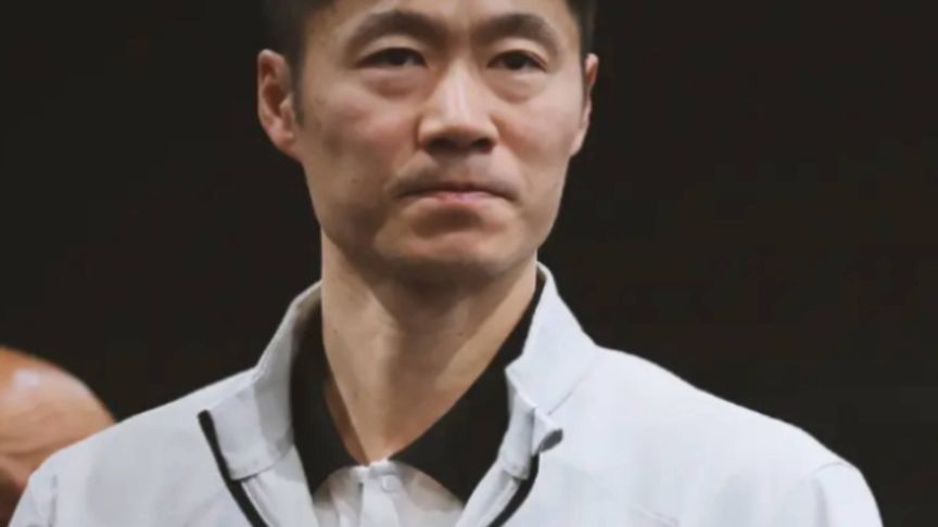 坐在看台的主席和泡在训练馆的国乒主席！王励勤要向刘国梁去学习