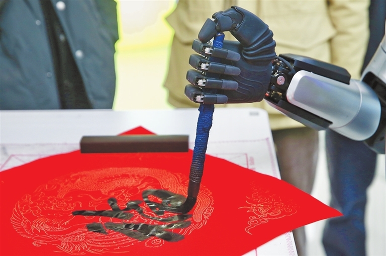 机器人正在写“福”。