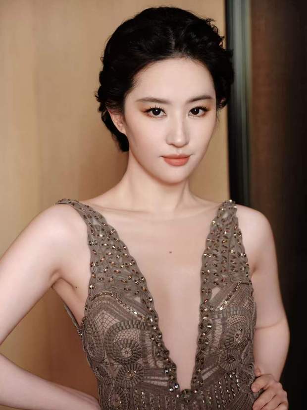 刘亦菲气场优雅从容。