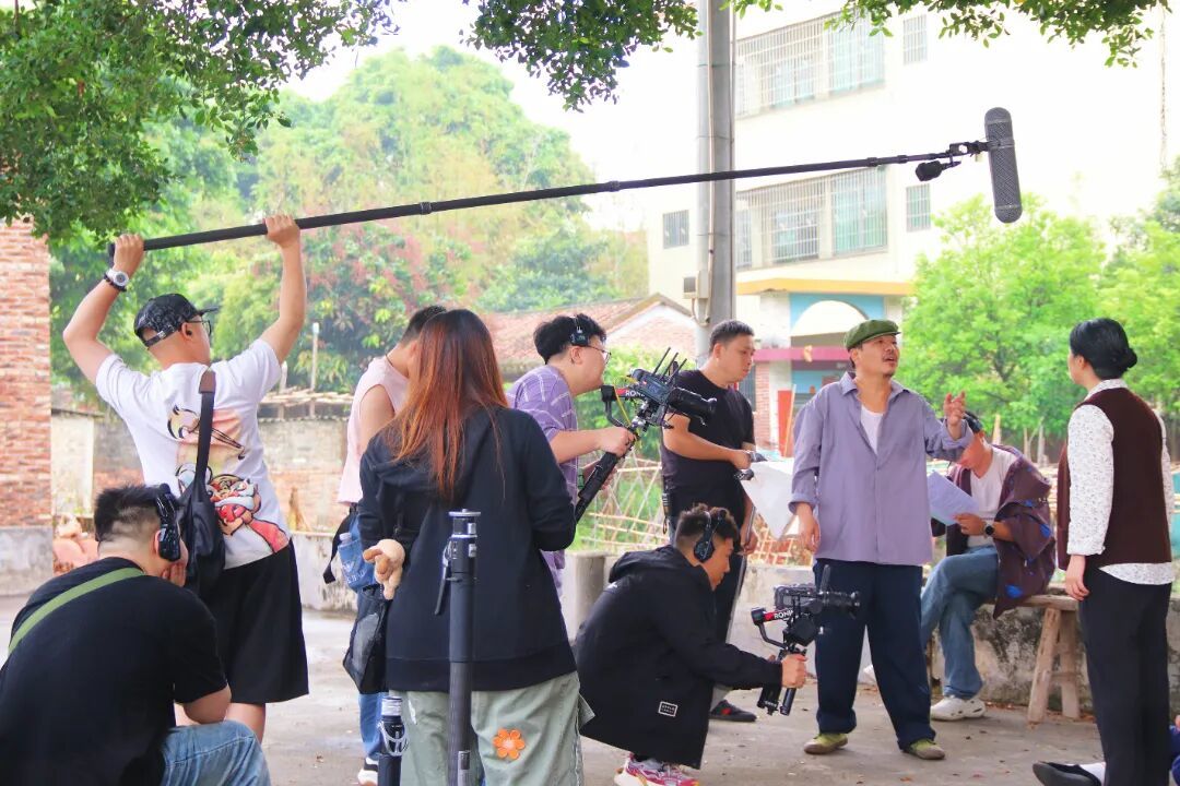 图：精品短剧《一院俩妈》在乐平镇尹边村取景拍摄